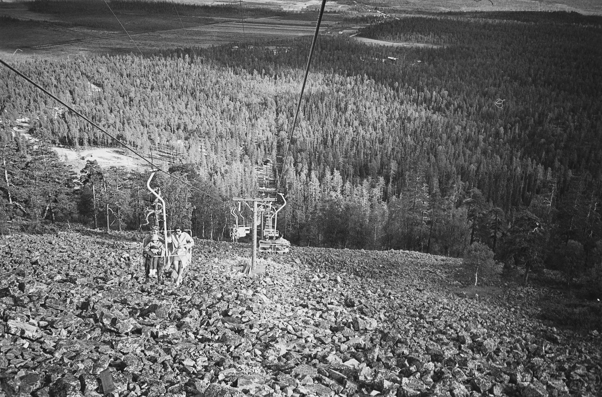 "Lifts on the way to the top of Pyhätunturi" Photo: Matti Poutvaara, 1966 (Museovirasto)